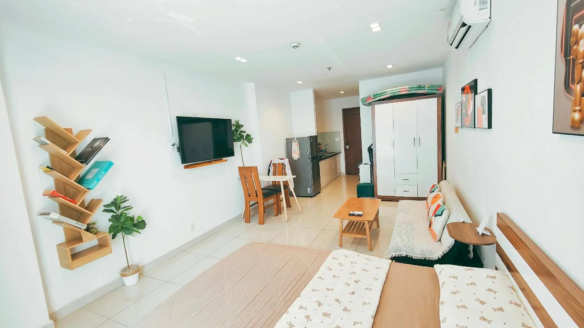 Can Ho Gan San Bay- Sky Center Ho Chi Minh City Apartment